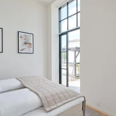 Cozy And Bright With Private Car Park Apartment *