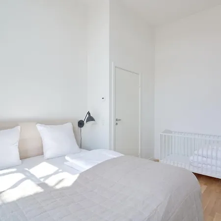 Cozy And Bright With Private Car Park Apartment *
