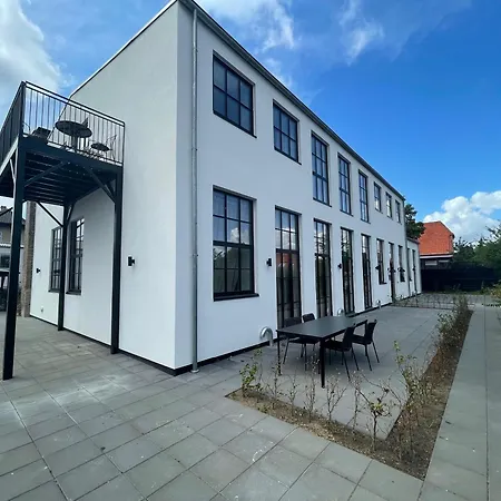Cozy And Bright With Private Car Park Apartment *