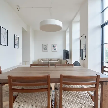 Cozy And Bright With Private Car Park Apartment *