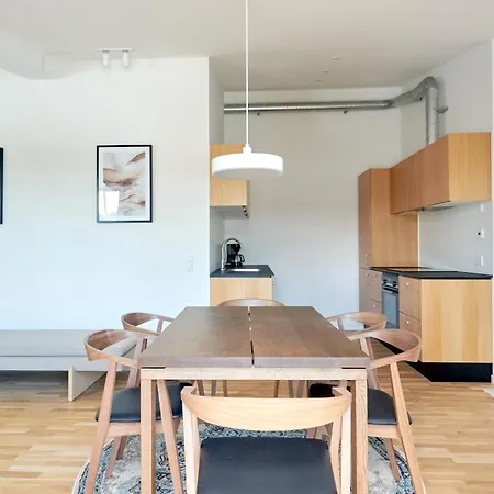 Cozy And Bright With Private Car Park Apartment *