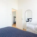 Διαμέρισμα Cozy And Bright With Private Car Park