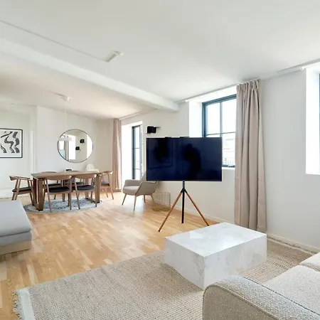 Cozy And Bright With Private Car Park