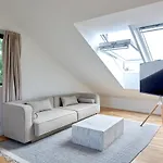Cozy And Bright With Private Car Park