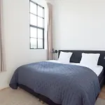 Cozy And Bright With Private Car Park Apartament